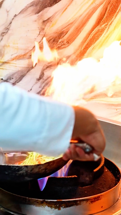 The Royal Bite - Kitchen and dining film